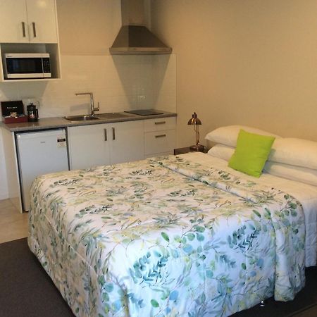 Acacia Lake View Motel Taupo Dış mekan fotoğraf